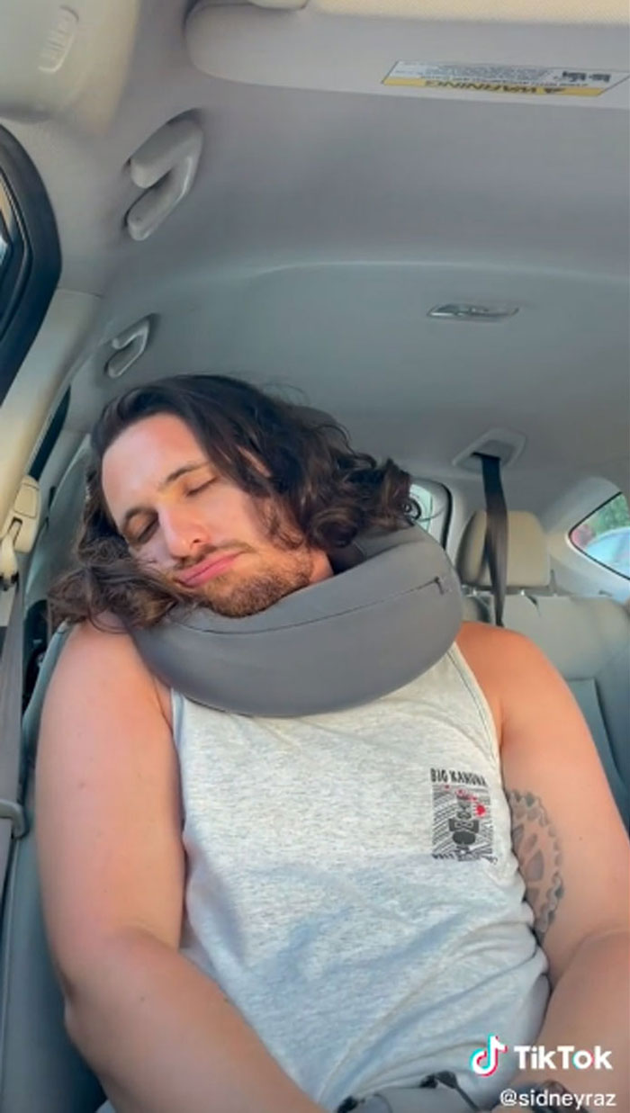 Las almohadas de viaje van al frente