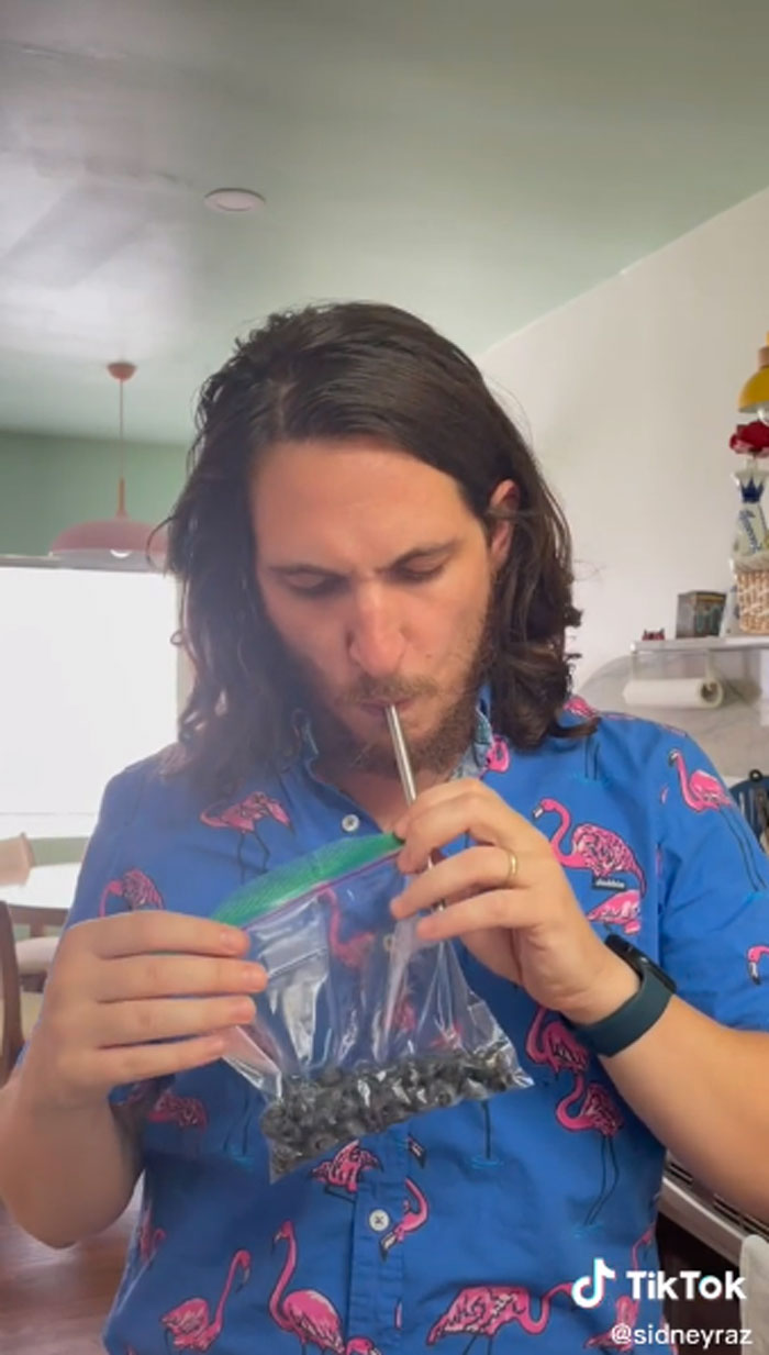 Usando una pajilla, puedes sellar al vacío una bolsa Ziplock