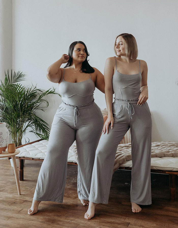 Two Friends Show How The Same Clothes Look On Their Different Bodies (30 New Pics)