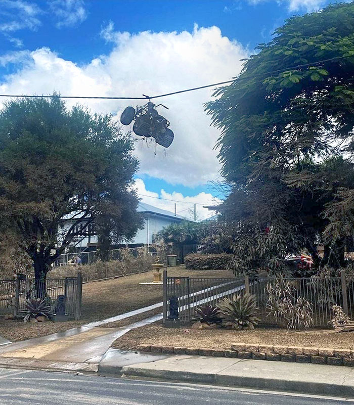 Quad colgado del tendido eléctrico tras las inundaciones récord en el este de Australia