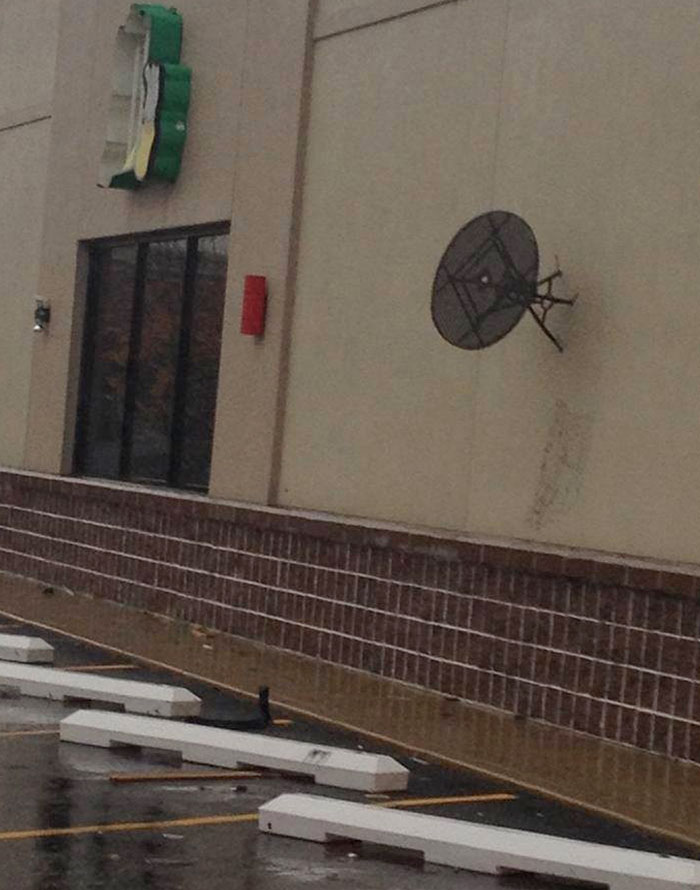 Vientos dañinos y tormentas severas acaban de pasar por Indiana. Mesa de jardín clavada en la pared