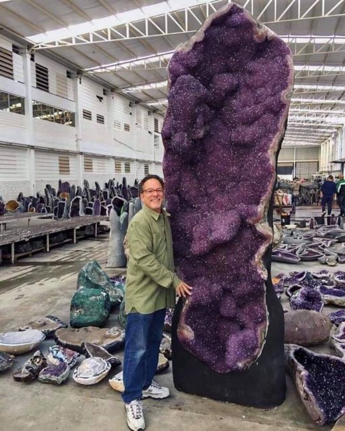Mira esta increíble y enorme geoda de amatista de Uruguay