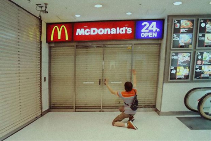 Dice “Abierto las 24 horas”...