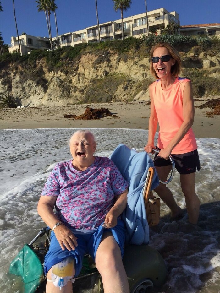 Mi abuela quería ver el océano por última vez antes de ingresar al hospicio. Su cara lo dice todo