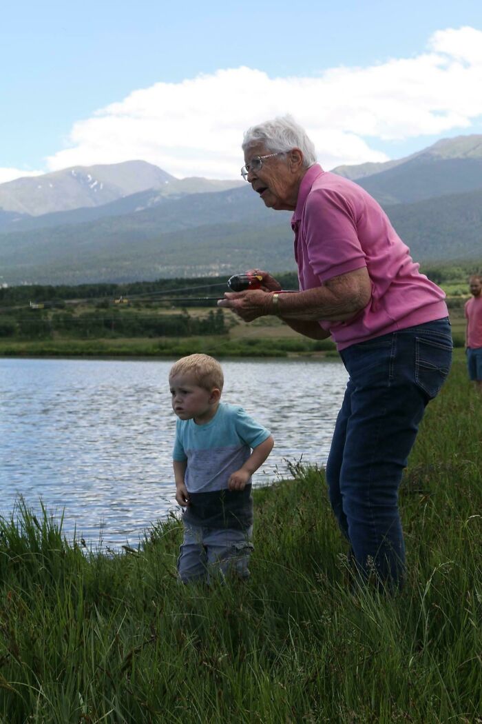 Hoy, mi hijo de 3 años y su bisabuela de 89 se unieron para pescar por primera vez. Él enganchó un pez y ella lo sacó del agua