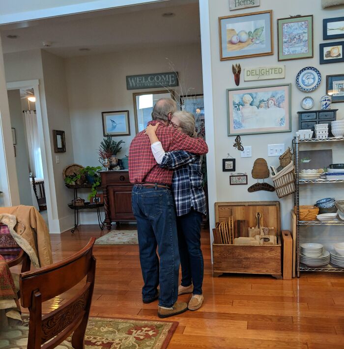 Mi padre fue ingresado en el hospital justo antes de Navidad. No sabíamos si llegaría a casa. Estos son mis padres bailando lentamente al ritmo de "I'll Be Home for Christmas"