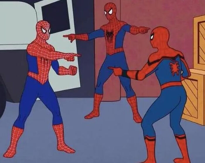 El grupo de tres amigos cuando el profesor dice en parejas