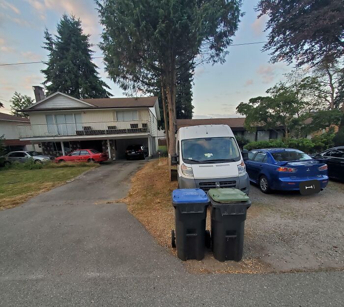 Mis vecinos siguen poniendo sus contenedores delante de mi furgoneta en mi propiedad