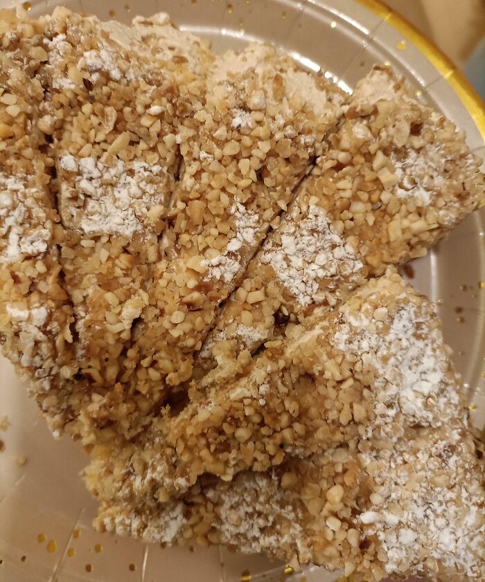 Mi madre me hizo tirar esta tarta tan bonita porque nos la regaló un vecino musulmán durante el Eid