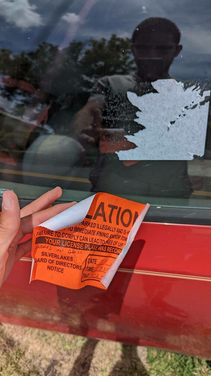 Estoy estacionado en mi propiedad y me llega una infracción. A la mi*rda con la Asociación de Propietarios