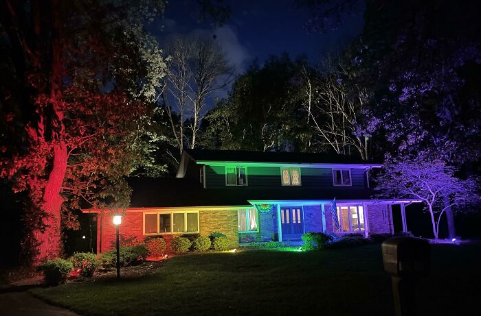 Celebrando el Orgullo a pesar de que nuestra Asociación de Propietarios no permite las banderas del orgullo. Aunque no regulan las luces del patio, así que... siempre hay un vacío legal