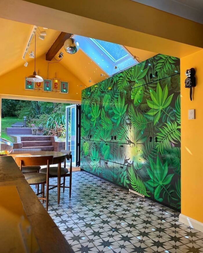 Conseguí que mi amigo, que es rotulista, pintara a mano nuestros muebles de cocina de IKEA. Instalé la cocina yo mismo y construí la extensión de la casa en la que se encuentra