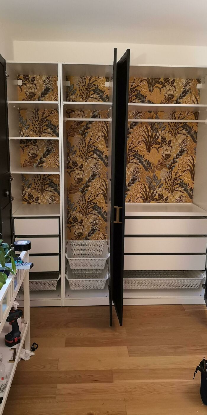 Comprado Pax usado con el fondo dañado. Así que ponemos papel tapiz para cubrir los daños