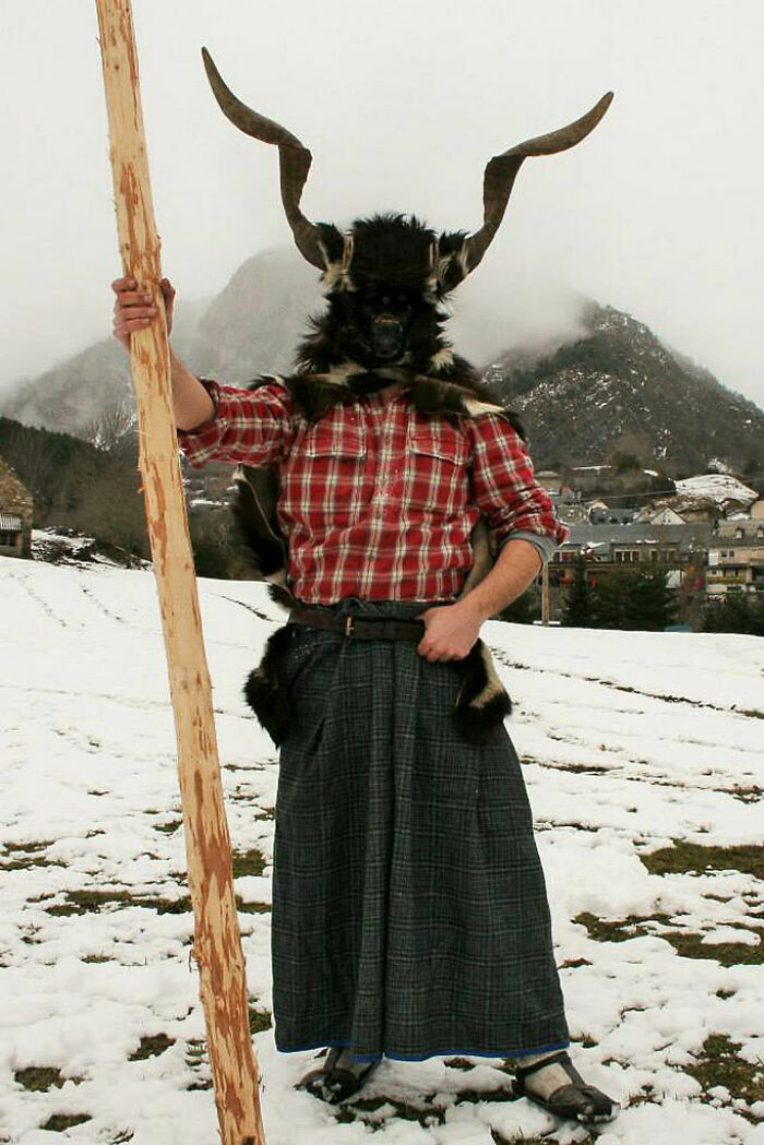 Traje tradicional de "Tranga" en Aragón, España. La tradición es precristiana y aún perdura en la actualidad