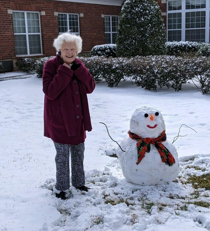 Mi abuela hizo un muñeco de nieve y ambos tienen las mejores sonrisas 