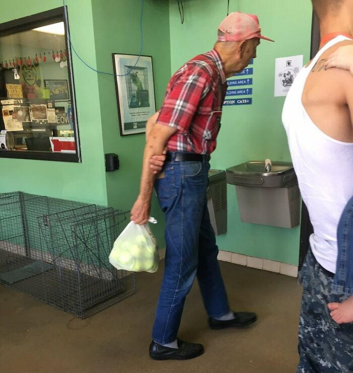 Este señor mayor dona pelotas de tenis al refugio de animales