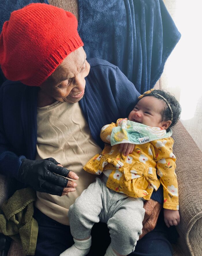 Mi bisabuela, quien cumplirá 102 años en San Valentín, divirtiéndose con mi hija de dos meses