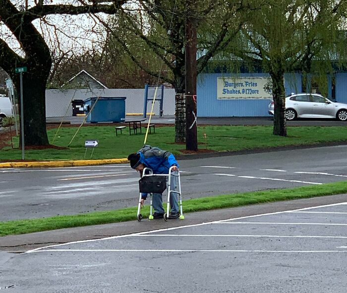 Desde hace al menos 13 años, llueva o truene, este anciano pasa todas las mañanas caminando por su pequeño pueblo para recolectar la basura