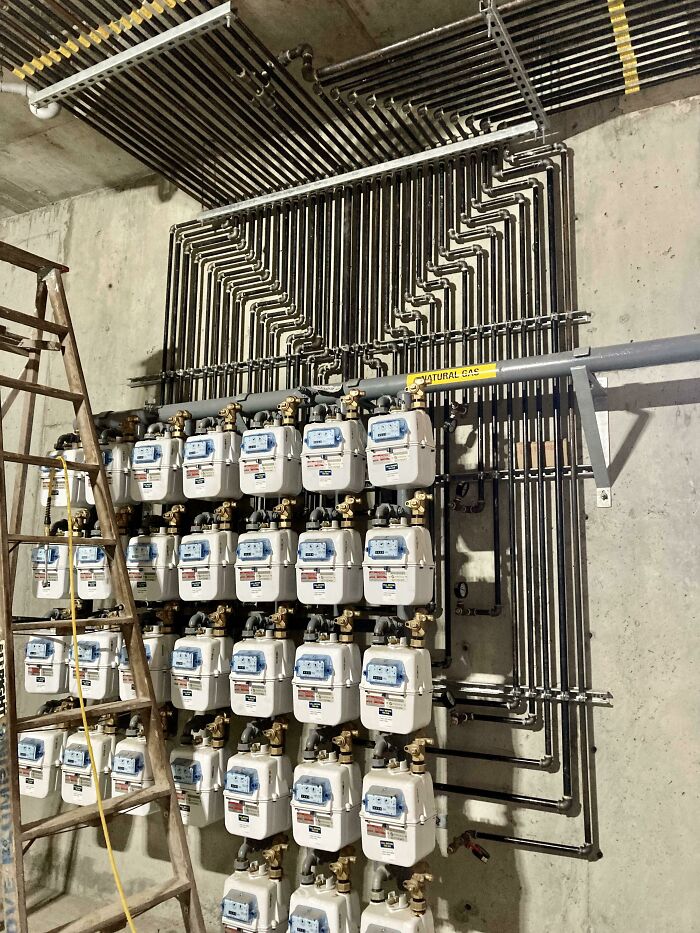 Tal vez esto es muy básico para un fontanero, pero como un electricista, este tipo de trabajo es muy satisfactorio de ver. No he visto un solo trabajo descuidado de los fontaneros en este trabajo. Son cosas muy impresionantes