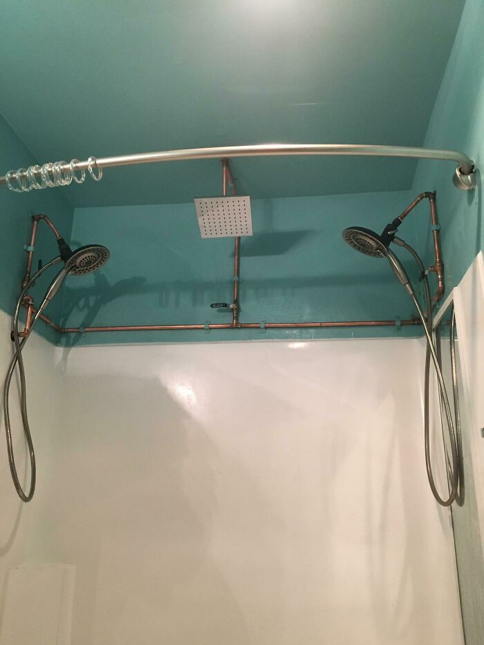 Me cansé de que mi novia acaparara toda el agua de la ducha. Es alquilada, así que no quise abrir ninguna pared