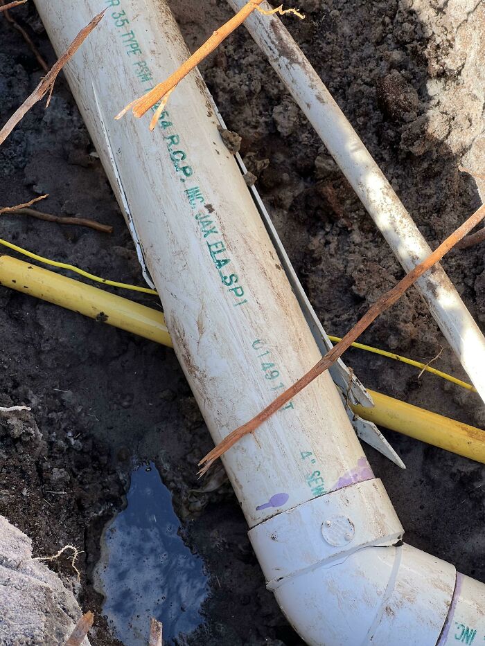 La compañía de gas dijo que era imposible que pudieran haber roto mi tubería de alcantarillado al instalar la línea de gas. Así que cavé un poco...