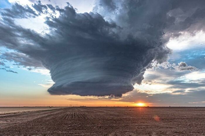 Una supercelda de 18.000 metros de altura en el oeste de Texas se prepara para generar un tornado y una tormenta de granizo