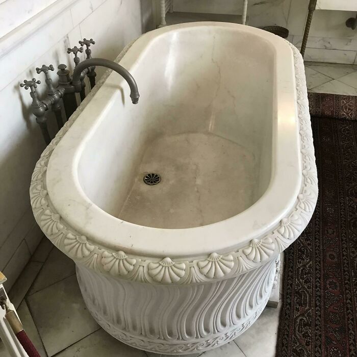 Bañera vintage de una mansión de Newport, Rhode Island. Tiene cuatro salidas de agua: Agua salada caliente y fría y agua dulce caliente y fría
