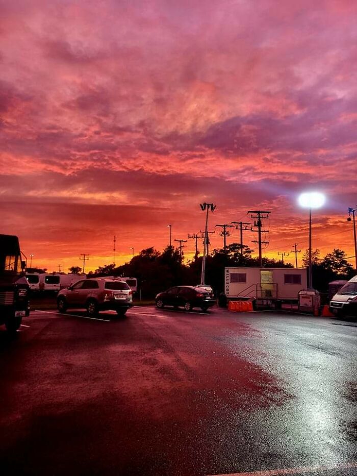 El cielo está en llamas cuando pasa una tormenta