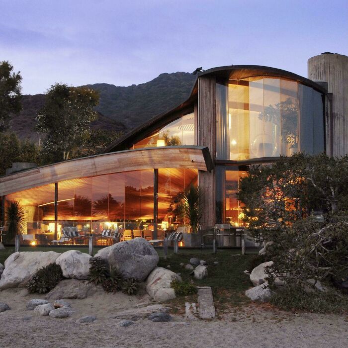 Residencia Segal vista desde la playa. Malibú, California. (1979) Arquitecto John Lautner
