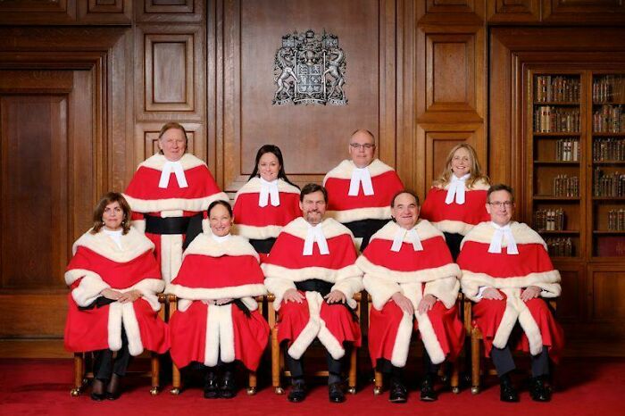 Con todo lo que está ocurriendo con el Tribunal Supremo de los EE.UU., aquí está su amistoso recordatorio de que nuestro Tribunal Supremo está formado por nueve Santa Claus muy cualificados