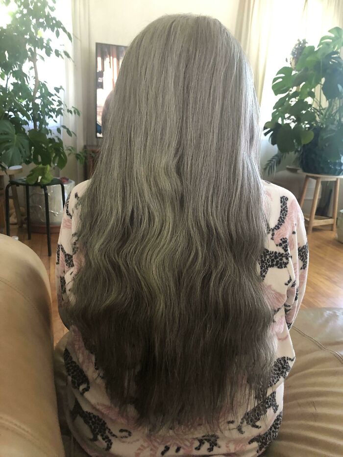 Mi madre solía cortarse el pelo y hacerse la permanente, pero desde que la cuido lo dejo crecer. ¡Tiene 93 años!