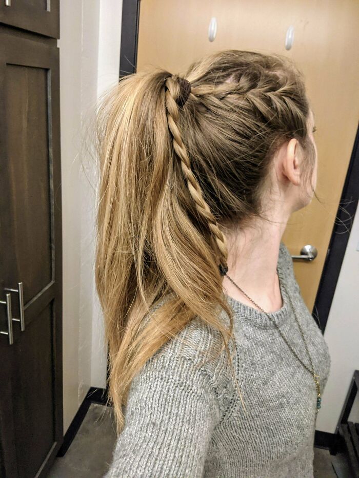 Es difícil de captar por mí misma, pero por fin he tenido la confianza en mi pelo largo para probar algunos peinados nuevos, ¡y me siento muy emocionada con este!