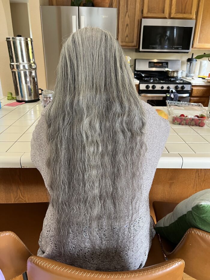 Nunca se es demasiado viejo para tener el pelo largo. ¡Ella tiene 94 años!