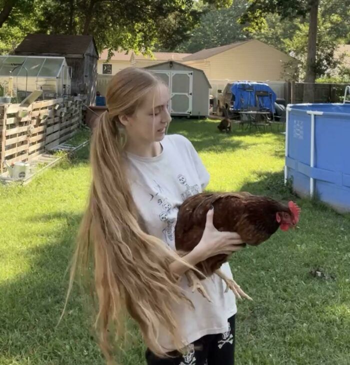 ¡Me está empezando a gustar cómo se ve mi cabello cuando estoy afuera! ¡Mi pelo pasa oficialmente por encima de mi trasero!