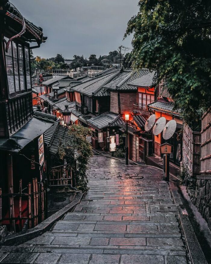 Una calle lluviosa en Kioto