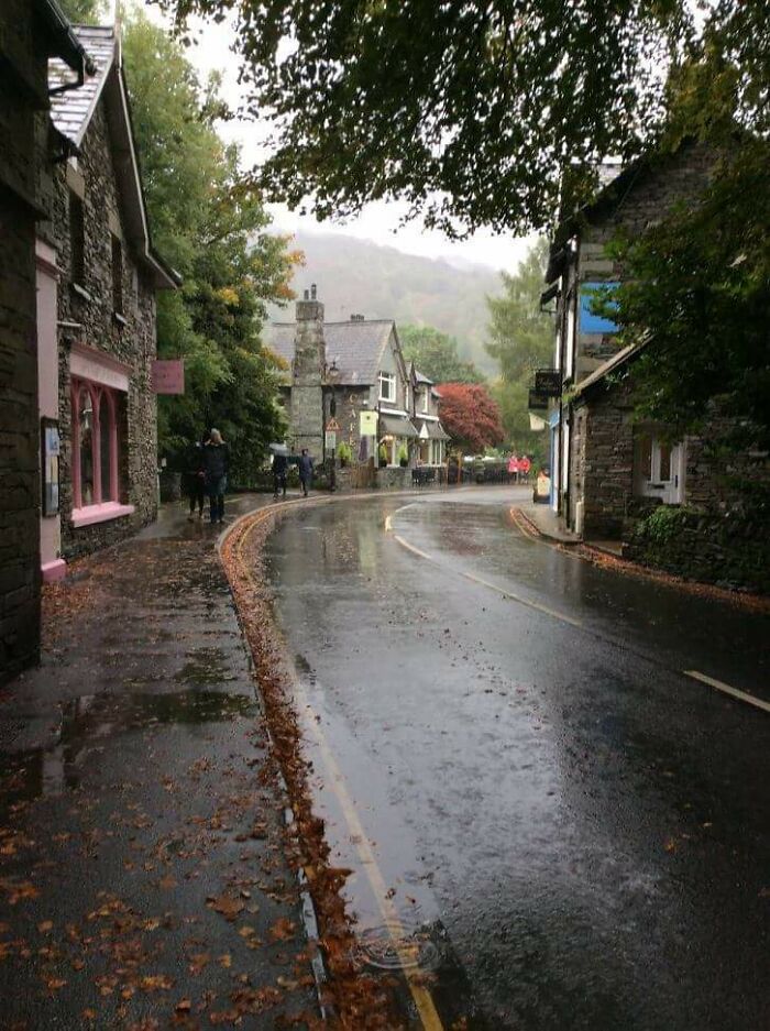 Calle lluviosa de Inglaterra