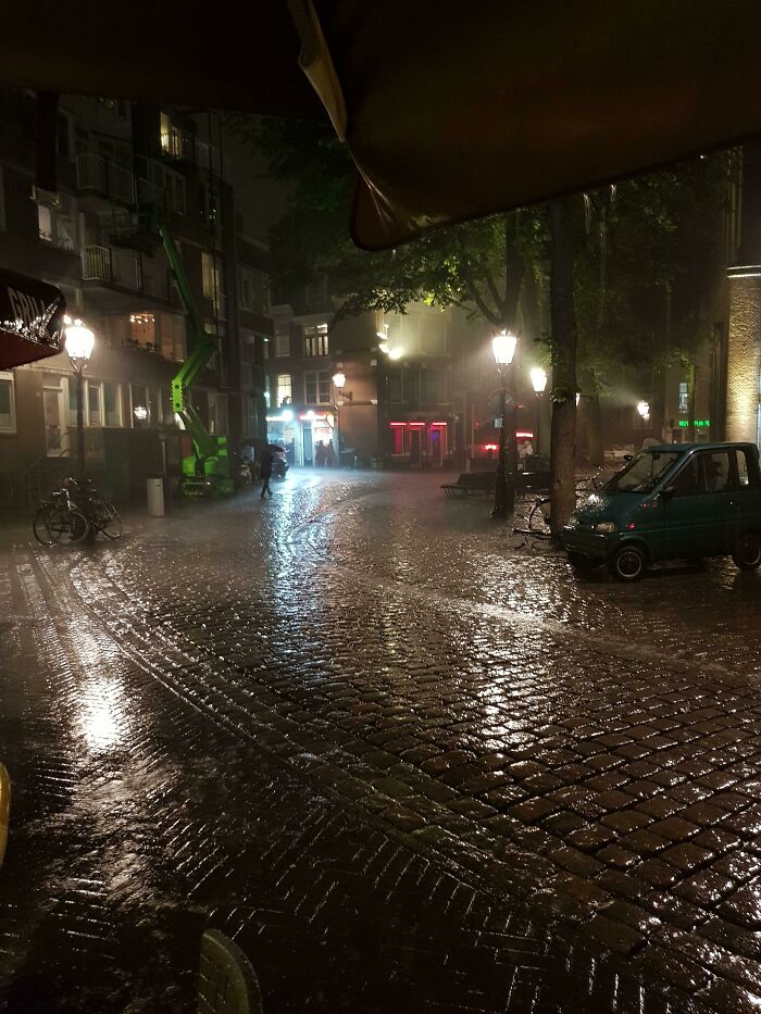 Noche lluviosa en Ámsterdam
