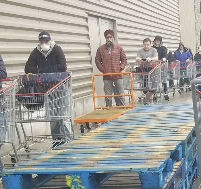 El ministro de Defensa de Canadá, Harjit Sajjan, en la cola de la compra como un tipo normal