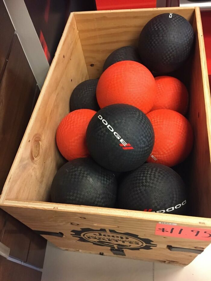 Pelotas en el concesionario Dodge