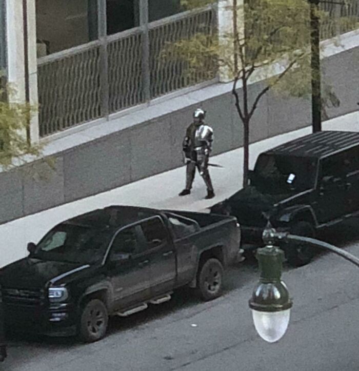 Una persona con armadura medieval de pie en el medio de Detroit