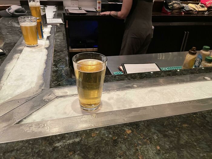 Este bar cuenta con una franja helada para mantener las bebidas frías