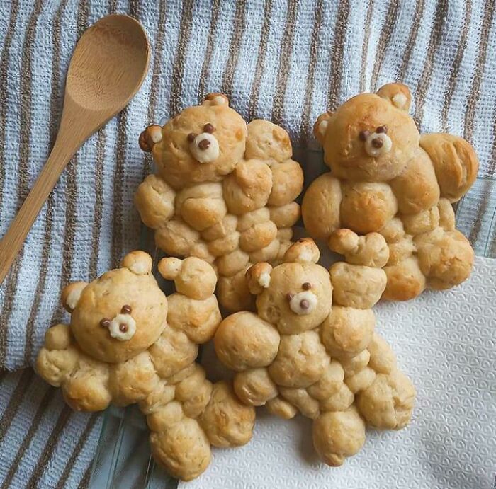 Esto fue lo primero que hice. Estaban muy lindos, pero arruiné el pan y terminó siendo más como una galleta que como un pan, jajajaja