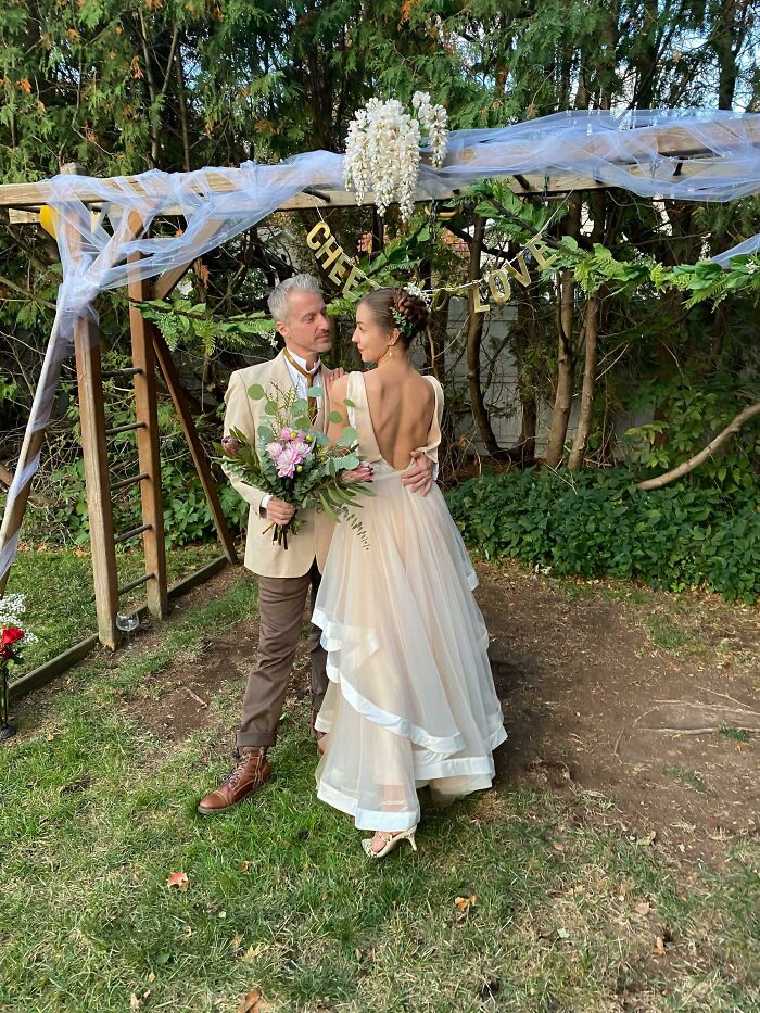 ¡Mi nuevo marido y yo bajo nuestro columpio convertido en arco de boda!