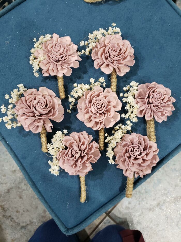 Primer intento de hacer Boutonnieres de flores de madera Sola :)