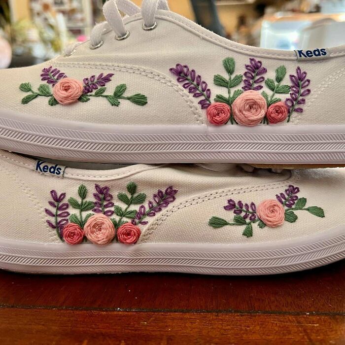 ¡Me hice unos tenis de novia bordados a juego con mi ramo!