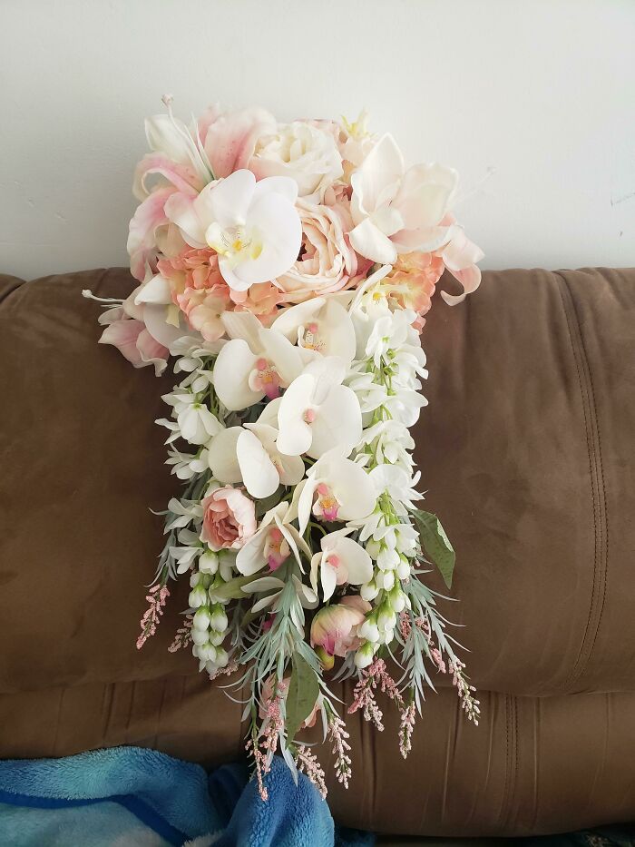 Este es el ramo que hice con casi puras flores de Michael's para mi evento del 20 de junio :)