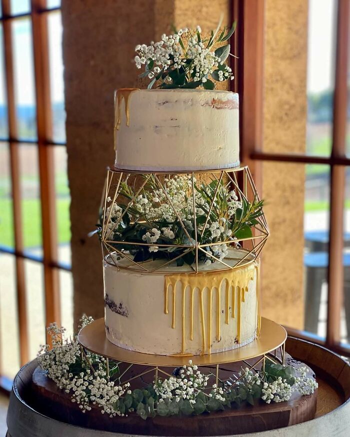 ¡He horneado mi propio pastel de boda! (El florista se encargó de las flores para animarlo)