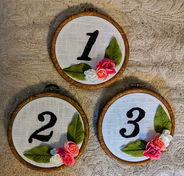 ¡Bordando a mano mis números de mesa para colgar en los centros de mesa! 3 hechos, 17 por hacer