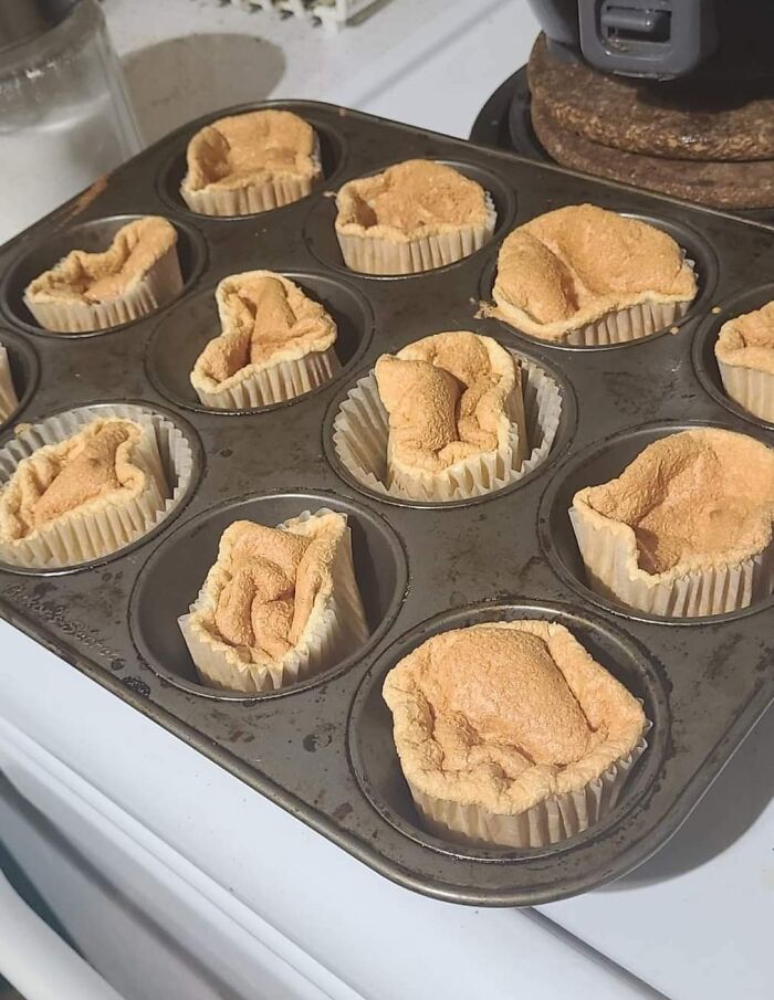 Por primera vez, he probado hacer una receta de merengues. No logré los picos rígidos, pero decidí cocinarlos de todos modos. Mientras los veía desinflarse lentamente, sentí que le pasaba lo mismo a mi alma