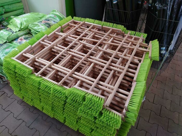Las escobas de nuestro local de jardinería